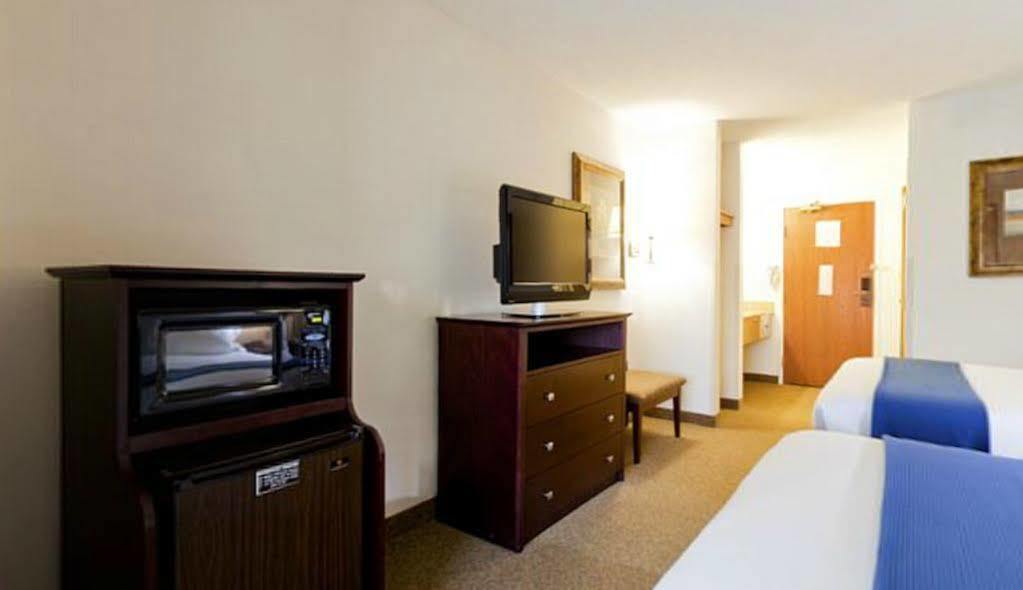 Holiday Inn Express Chicago Northwest-Vernon Hills By Ihg Εξωτερικό φωτογραφία